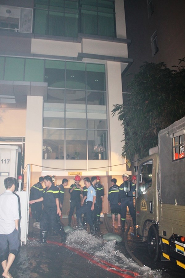 Lực lượng cứu hộ - cứu nạn đã điều 5 xe chuyên dụng cùng 48 cán bộ chiến sĩ, 6 máy bơm nước, 2 máy hút khói bụi và 2 đèn pha loại lớn đến ứng cứu liên tục. Sau gần 2 giờ tích cực bơm nước ra khỏi tầng hầm, lực lượng cứu hộ mới tiếp cận được bên trong tầng hầm.