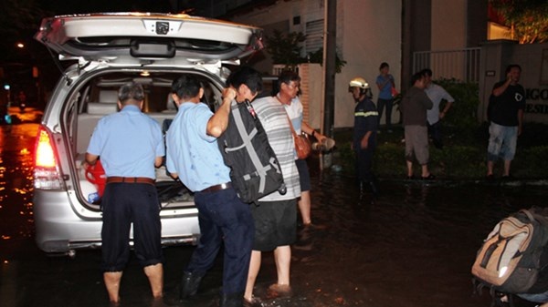 Phía bên ngoài, hàng chục người dân sinh sống trên tòa nhà (chủ yếu là người nước ngoài) vô cùng lo lắng bởi sự cố trên khiến hệ thống điện của tòa nhà bị cắt. Nhiều người nước ngoài đã phải di chuyển bằng taxi đến nơi khác để trú qua đêm. Lực lượng bảo vệ tòa nhà hỗ trợ người dân di chuyển ra phía ngoài để tạm lánh.