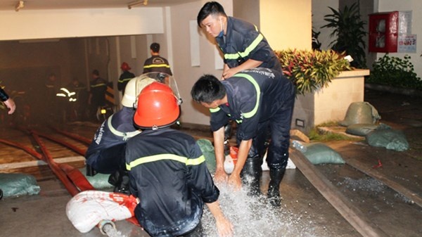 Cu nguoi nhai ung cuu tang ham toa nha bi lut vi mua lon hinh anh