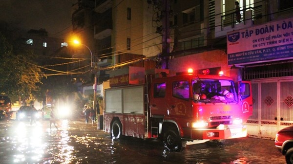 Cũng theo thượng tá Tâm, trong quá trình cứu hộ cứu nạn, lực lượng gặp khó khăn khi 2 máy bơm bị hỏng do hút phải rác trôi nổi. Lực lượng phải cử người nhái lặn xuống tầng hầm vớt những vật cản trở trong quá trình bơm.