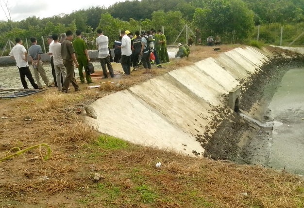 Phat hien 3 nguoi chet trong be xu ly thai nha may mu cao su hinh anh