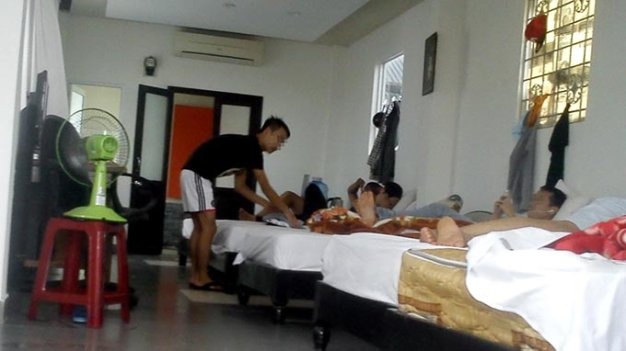 Dan than vao 'hang hum' ban than xuyen quoc gia hinh anh