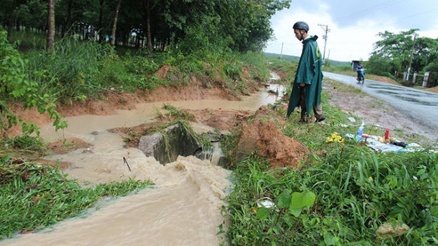 2 hoc sinh bi troi xuong cong trong mua hinh anh