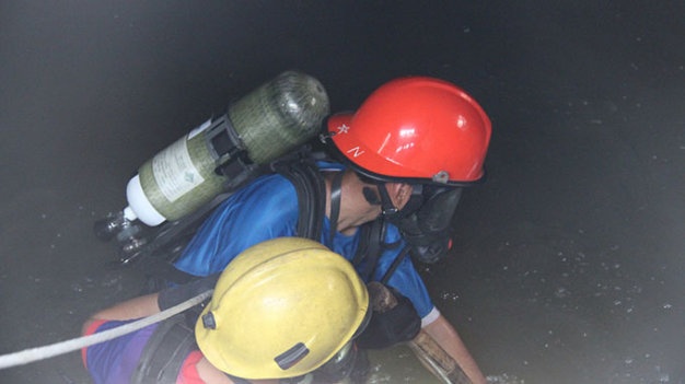 Người nhái lặn ngụp dưới cống nỗ lực tìm cháu Tỷ.