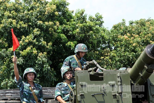 Khẩu đội trưởng chỉ huy khẩu đội hiệp đồng nhịp nhàng, chính xác.