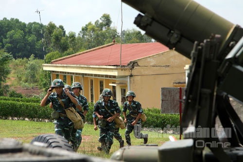 Các pháo thủ nhanh chóng cơ động về vị trí chiến đấu.