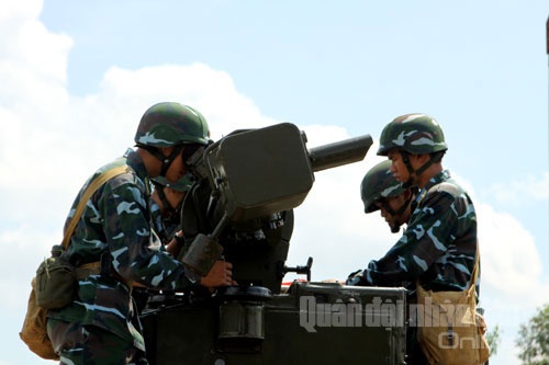 Các chiến sĩ thao tác thuần thục trên máy chỉ huy.