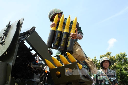 Phao cao xa 57 mm tap danh may bay dich hinh anh