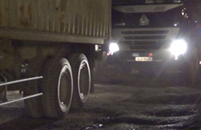 Hinh anh kho tin duoi vet banh xe qua tai hinh anh