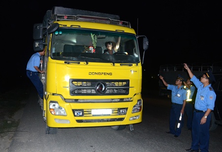 Lai xe qua tai chen xe cong vu truy duoi suyt gay tai nan hinh anh