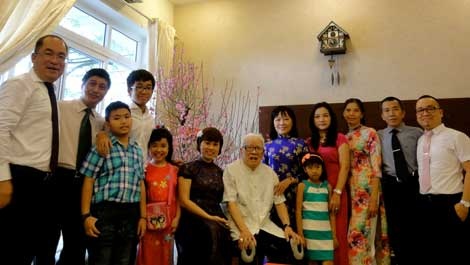 Thiếu tướng Phan Văn Xoàn cùng các con cháu.