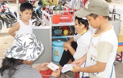 Hầu hết người mua vé số với hy vọng đổi đời trong tích tắc là những người nghèo.