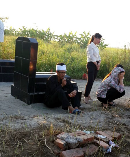 Anh Lê Hải S. tại khu chôn cất mẹ con chị Mai.