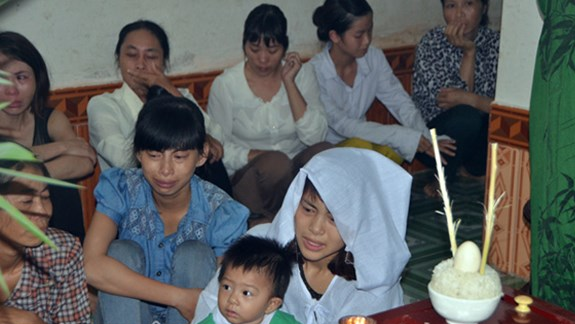 Vu ngat khi trong quan karaoke: 4 dam tang nam lien nhau hinh anh