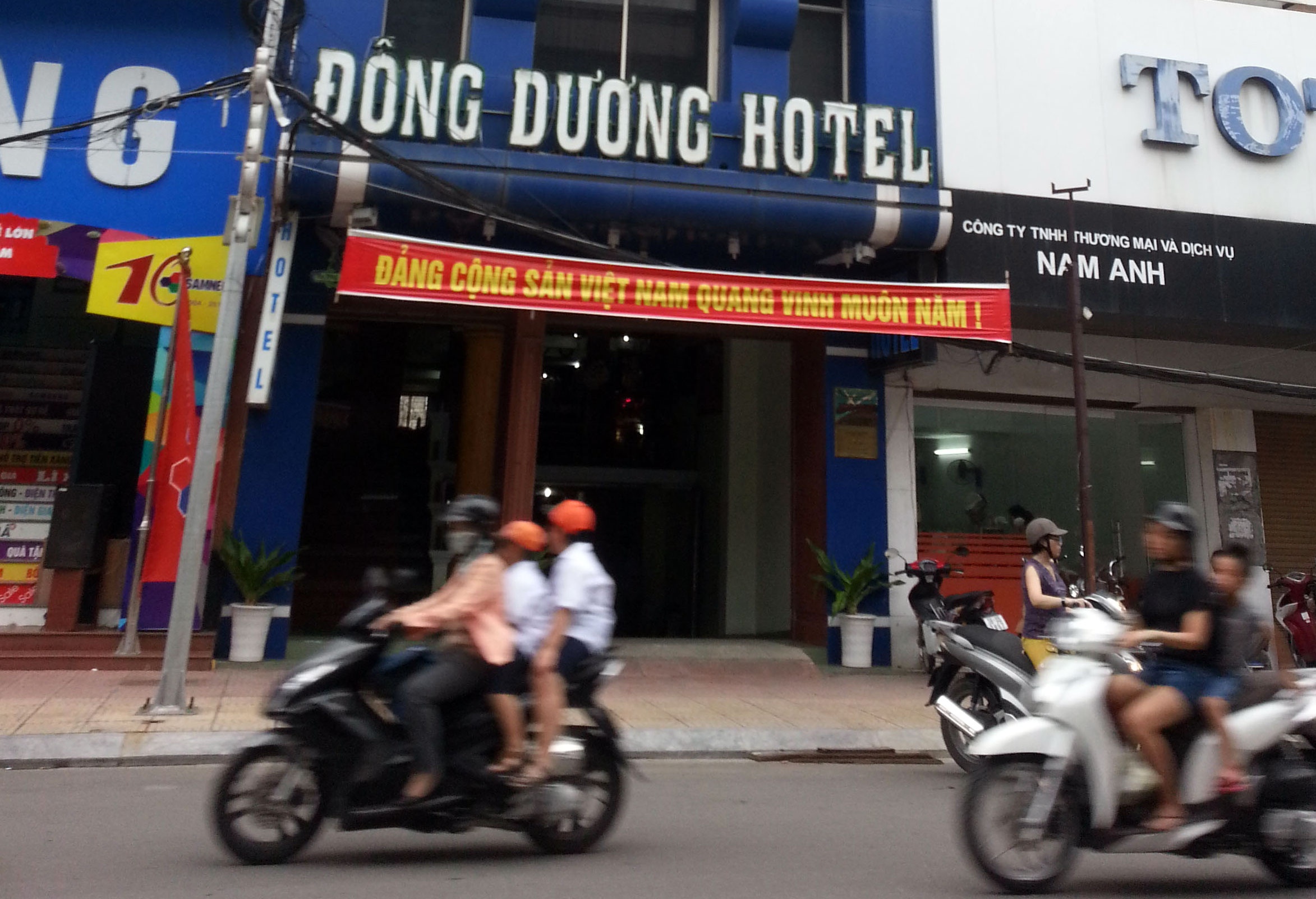 Bat qua tang vo vao nha nghi voi trai tre hinh anh