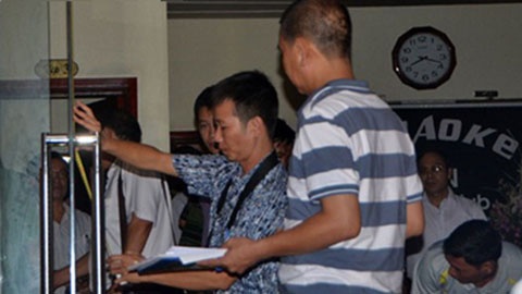 Cơ quan chức năng khám nghiệm hiện trường.