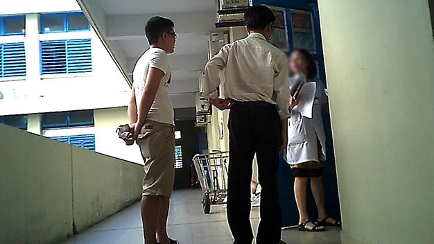 Công (bìa trái - 24 tuổi, quê Bình Dương, chờ bán thận) được đường dây buôn thận thu nạp làm “đệ tử”, thường vào Bệnh viện Trung ương Huế làm giấy tờ và đưa đón người bán, mua thận.