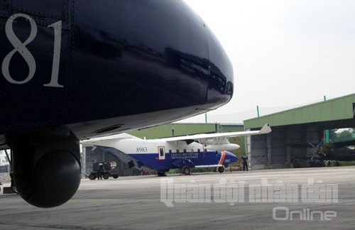 Cách đó không xa, một chiếc Casa-212 khác đang được thông điện, chuẩn bị bay.