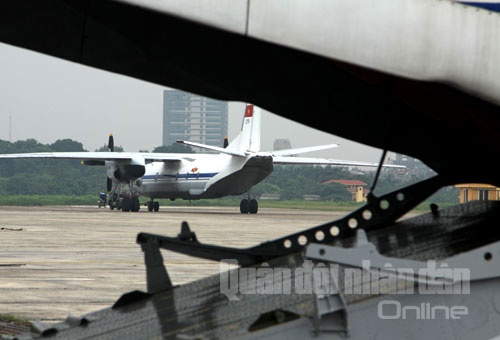 Một chiếc An-26 khác đang được chuẩn bị trên khu vực sân đỗ.