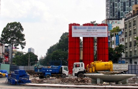 Vận chuyển vật liệu vào khu vực thi công Ga Nhà hát Thành phố.