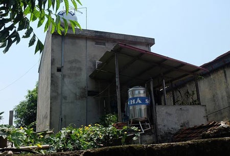 Ngôi nhà bà Đ. nơi mẹ con chị Mai đã dắt xe ra đi và gieo mình xuống sông tự tử.