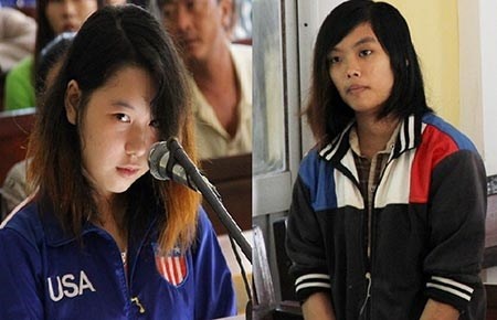 Bị cáo Phan Thị Kim Xuyến (trái) và hung thủ Lê Thị Mỹ Duyên tại phiên tòa sơ thẩm.