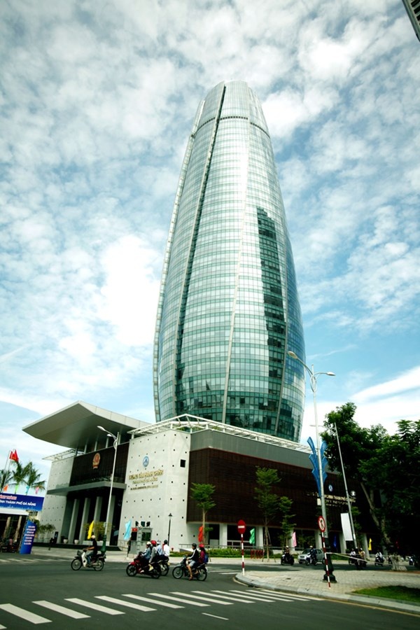 Trung tâm hành chính Đà Nẵng mang dáng dấp ngọn hải đăng theo thiết kế, vẫn được dân gọi vui là “trái bắp”.