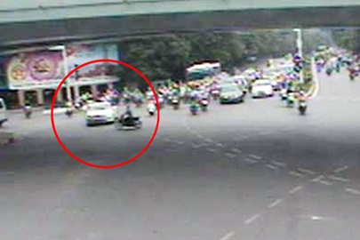 Clip xe may vuot den do dau dau xe ngoai giao hinh anh