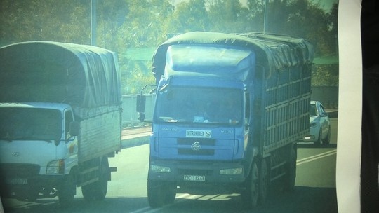 Tai xe lang lach, ep xe CSGT tren Quoc lo 1 hinh anh