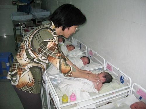 Be gai so sinh khong quan ao bi bo roi o cho hinh anh