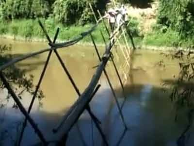 Nguoi dan thap thom di cau tre qua song hinh anh