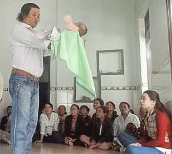 Phun rượu vào bé sơ sinh.