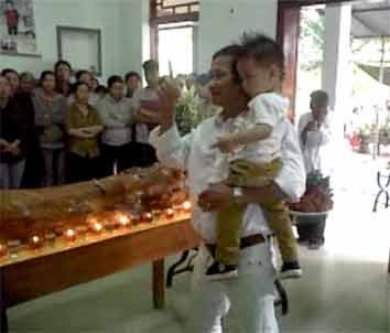 Ông Bảy Hiền tuyên bố sẽ “truyền ngôi“ cho đứa cháu 3 tuổi.