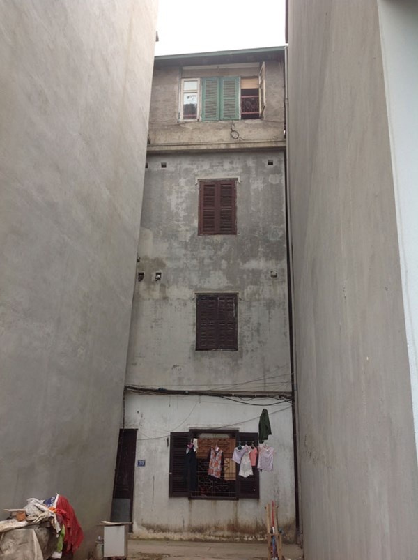 Ngôi nhà 5 tầng bị nghiêng khoảng 60 cm.