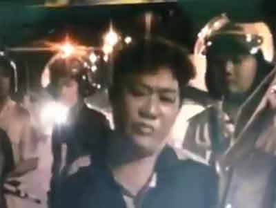 Mot phu nu danh canh sat giao thong chay mau hinh anh