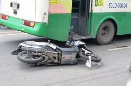 Mot phu nu bi xe buyt can nat chan hinh anh