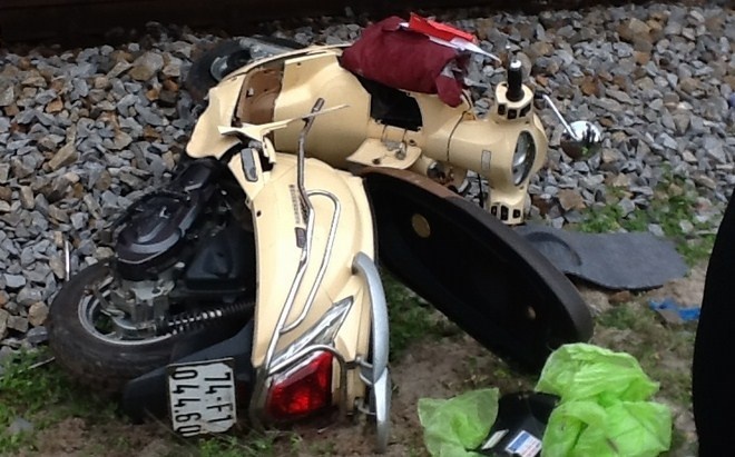 Xe may cua co gai 15 tuoi bi tau hoa keo le hinh anh