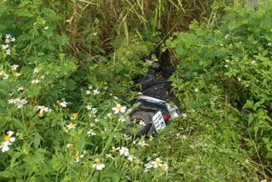 Phat hien thanh nien chet trong tu the lai xe hinh anh