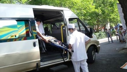 Den trung thu phat no, mot tre bi bong mat hinh anh