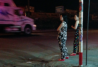 Cho tinh sau 21h o 'nga vay' Binh Duong hinh anh