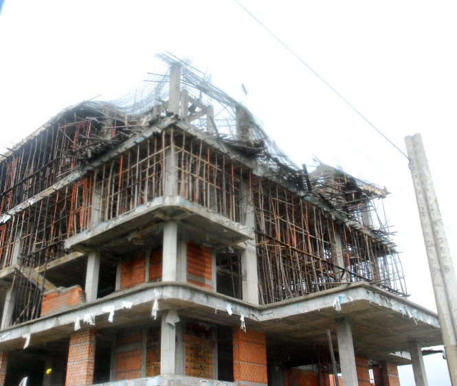 Phần bê tông đang đổ của công trình nhà hàng tiệc cưới Tân Khải Hoàn bị sập xuống sáng nay. 