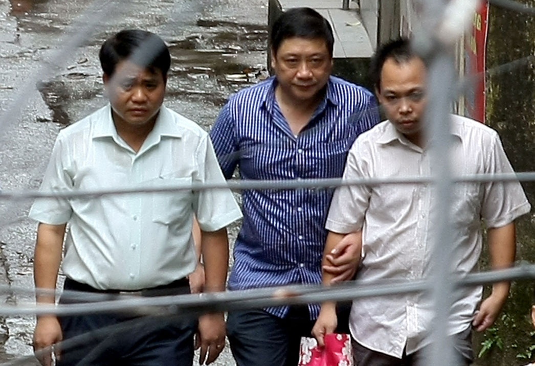 Giam doc cong an HN thuyet phuc ke khong che con tin ra sao? hinh anh