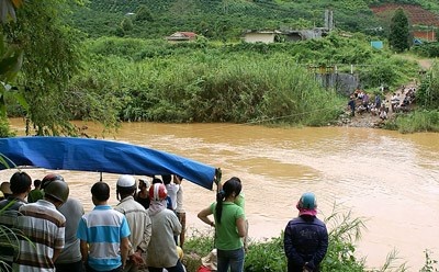 Tu vong vi bi lu cuon khi di cong tac hinh anh