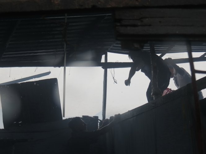 Lực lượng chữa cháy tại chỗ tiếp cận đám cháy cố dập tắt lửa.