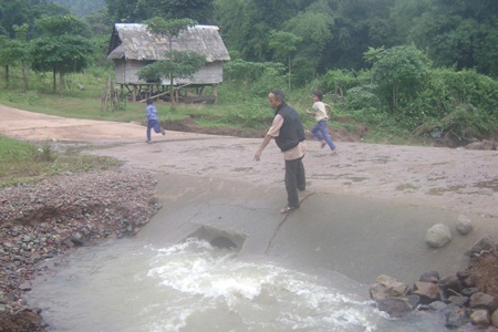 Them be 9 tuoi tu vong do nuoc cuon hinh anh