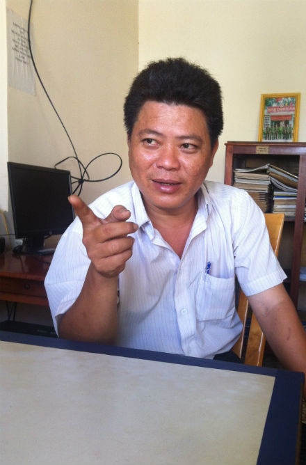 Ông Lê Hữu Dũng, Phó Trưởng công an xã Xuân Hòa tường thuật lại quá trình theo dõi đối tượng bị truy nã.