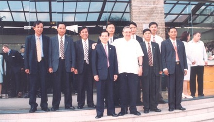 Nguyên Chủ tịch nước Nguyễn Minh Triết và Chủ tịch Cuba Raul Castro chụp ảnh chung với cảnh vệ phía Nam, tháng 7/2012.