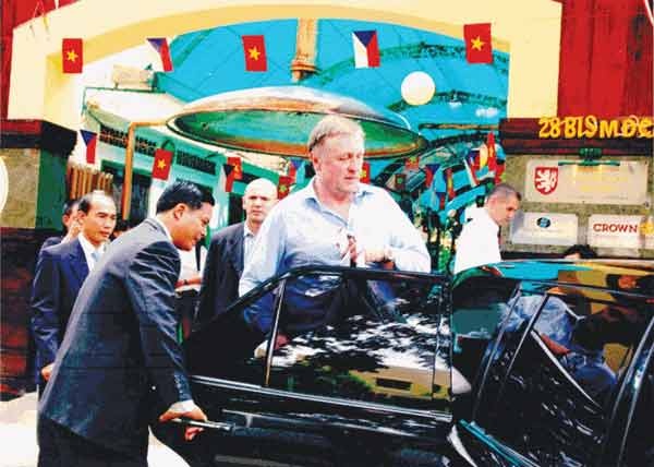 Cảnh vệ mở cửa xe cho khách VIP.