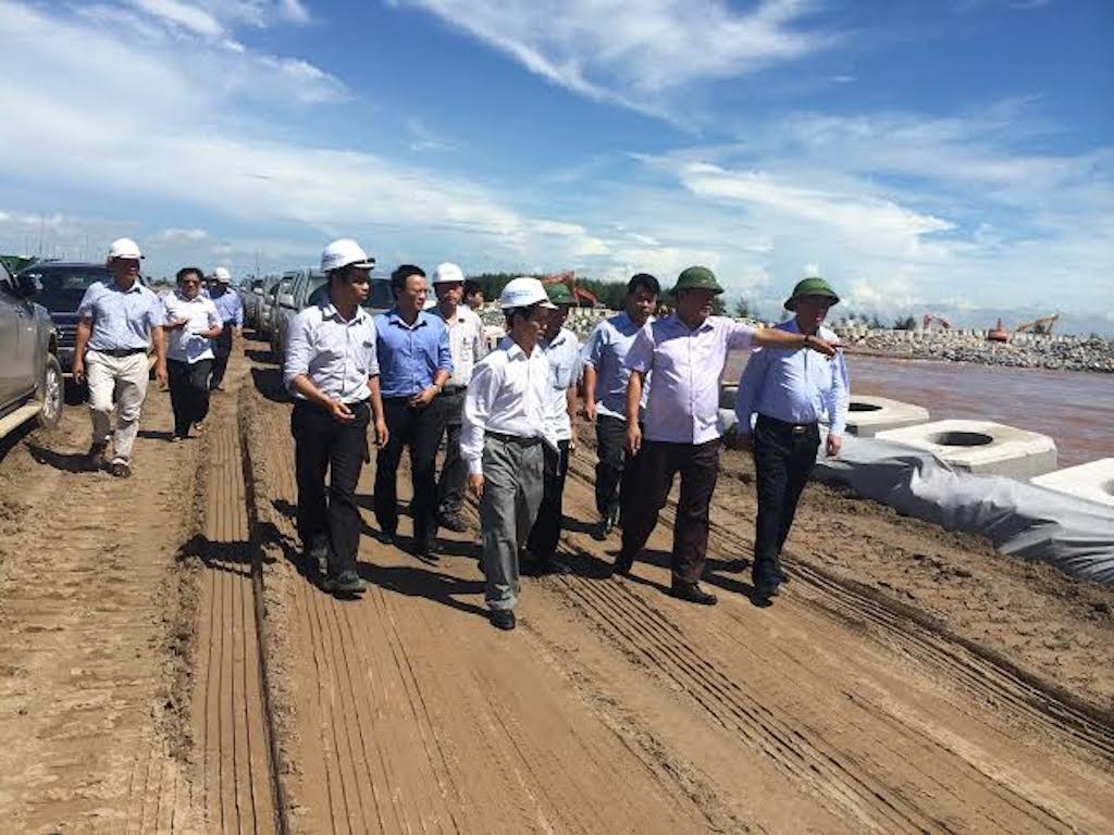 Cụm công trình cửa Lạch Giang đã khởi công được 8 tháng nhưng khối lượng của các Nhà thầu mới đạt được khoảng 13 - 21%.