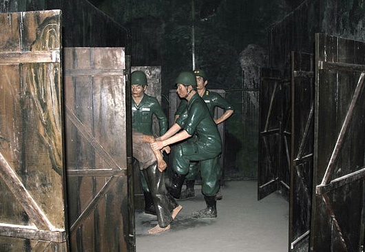 Nha giam Chin Ham: Quan tai chon nhung nguoi dang song hinh anh